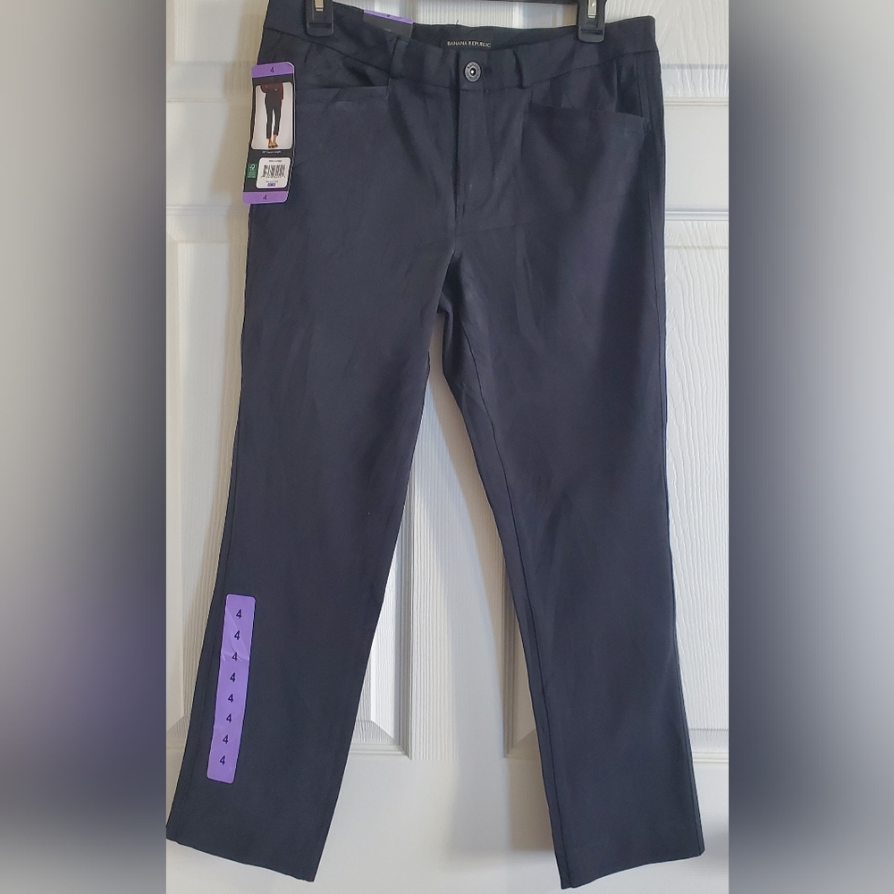 NWT Banana Republic Woman's Slim Streight Cropped Rayon Cotton Pants. Size 4